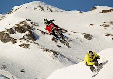Snowboard vs. Mountainbike: Showdown am Kitzsteinhorn Snowboard vs. Mountainbike: Showdown am Kitzsteinhorn