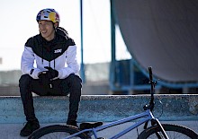 Ahnungsloser Tomomi Nishikubo wird mit Red Bull Helm überrascht
