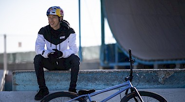 Ahnungsloser Tomomi Nishikubo wird mit Red Bull Helm überrascht
