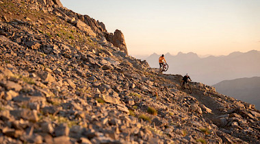 Video: 10.000 Tiefenmeter im Bike Kingdom – Nino Schurter zeigt Brendog sein Königreich